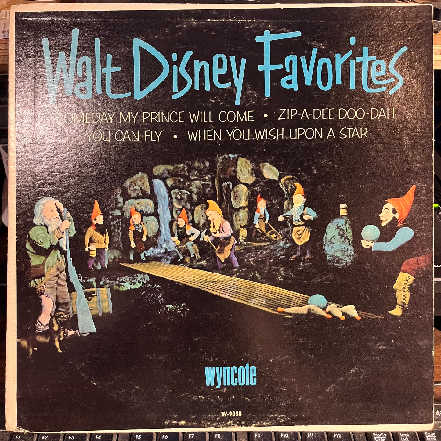 Walt Disney Favorites (VINYL LP) | Very Good Plus (VG+) Very Good Plus (VG+) - CHILDRENS / USED *VERY GOOD++*