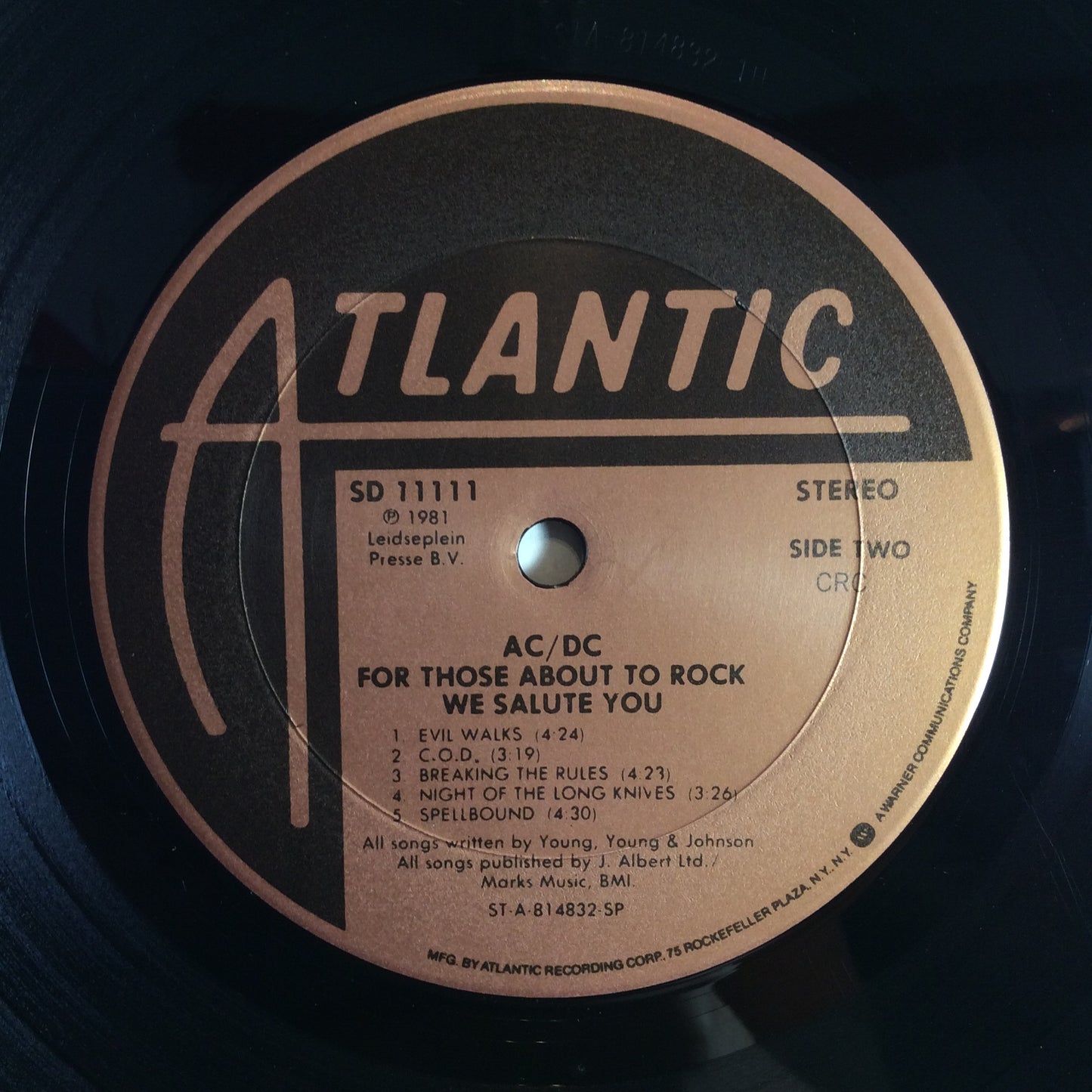 For Those About To Rock (We Salute You) (VINYL) | Very Good Plus (VG+) Excellent (EX) - METAL / USED *VERY GOOD+*