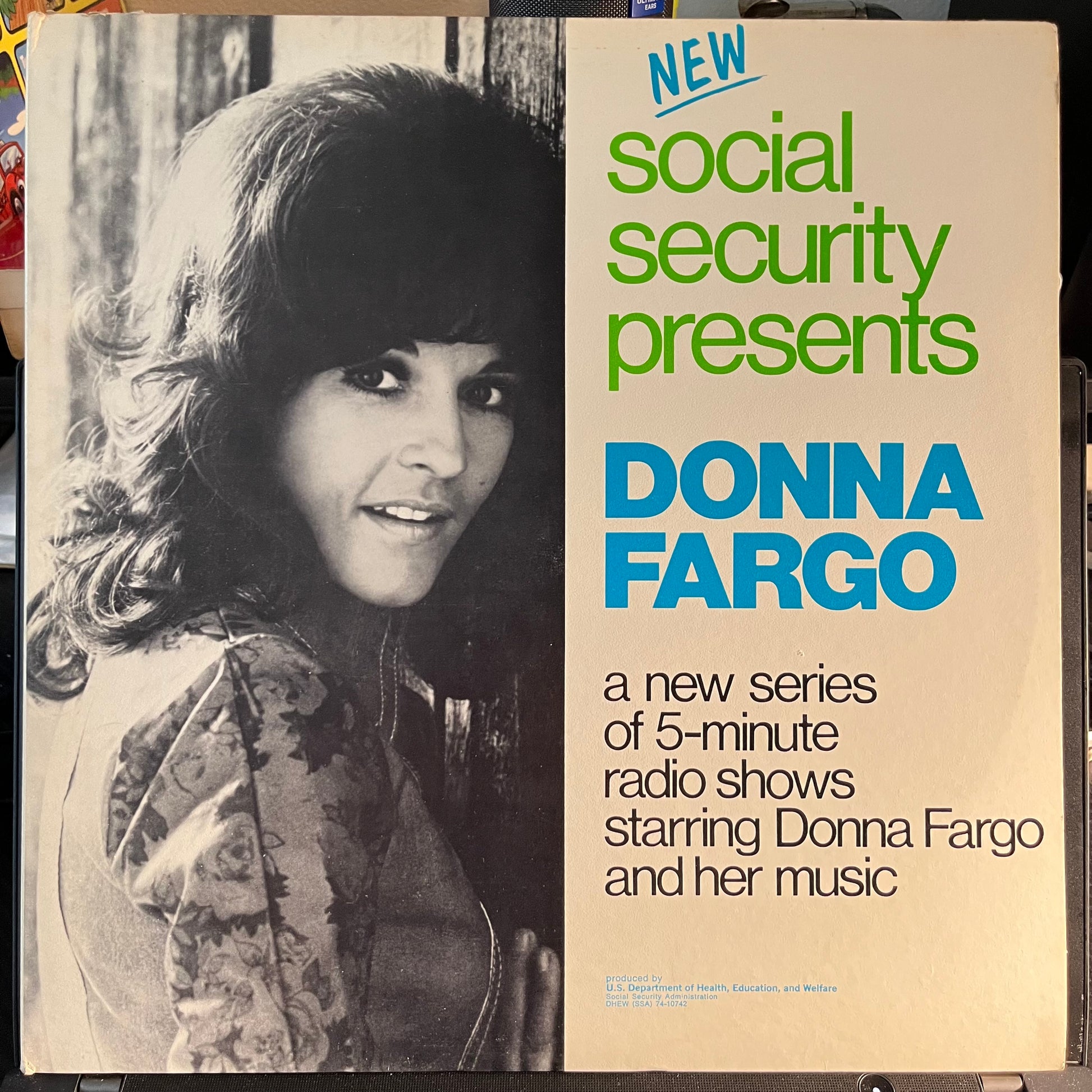 Donna Fargo - Social Security Presents: The New Donna Fargo Show: Shows #27-39 | Near Mint (NM) Near Mint (NM) - COUNTRY / USED *NEAR MINT*