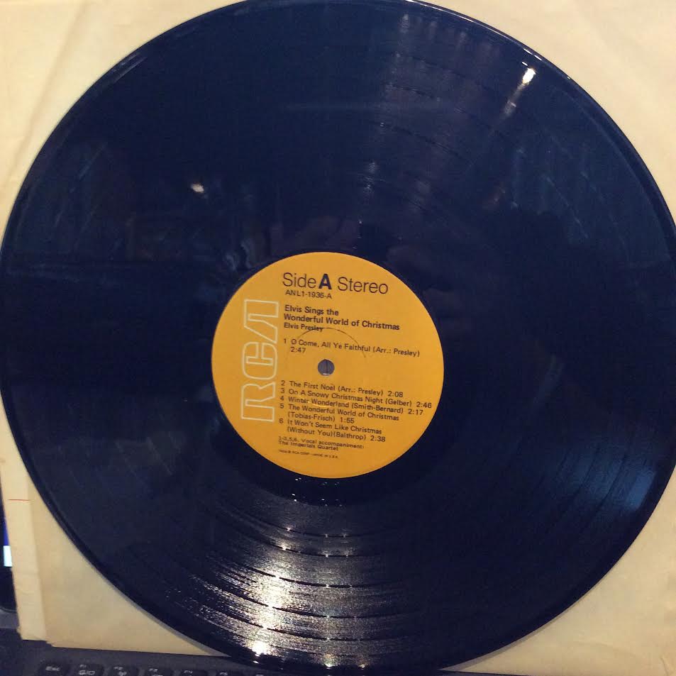Elvis Sings The Wonderful World Of Christmas (VINYL) | Near Mint (NM) Near Mint (NM) - HOLIDAY / USED *NEAR MINT*