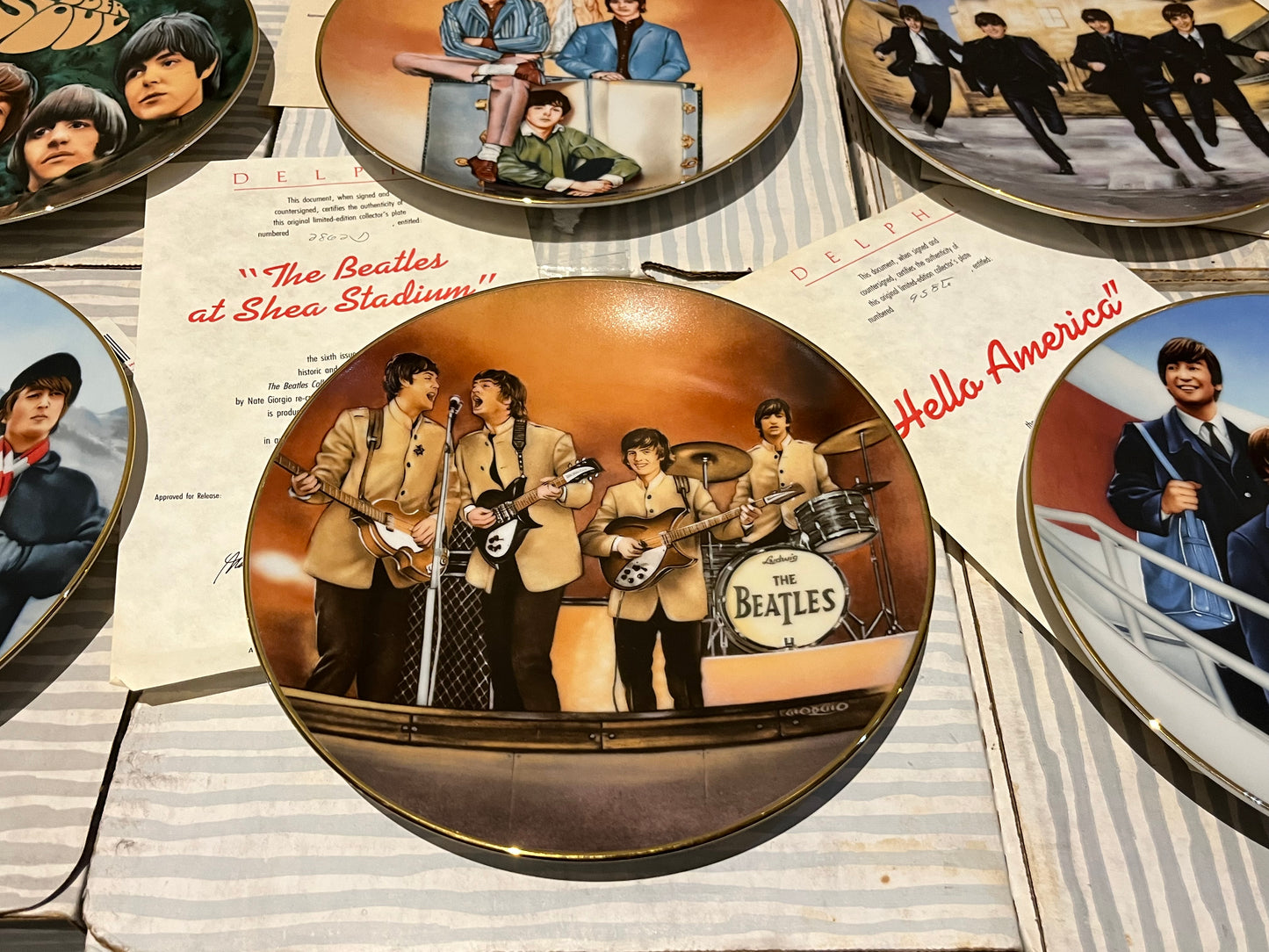 The Beatles - DELPHI / BRADFORD EXCHANGE 8 PLATE SET & WOODEN RACK (VAN HYGAN & SMYTHE) | NEW - NEW