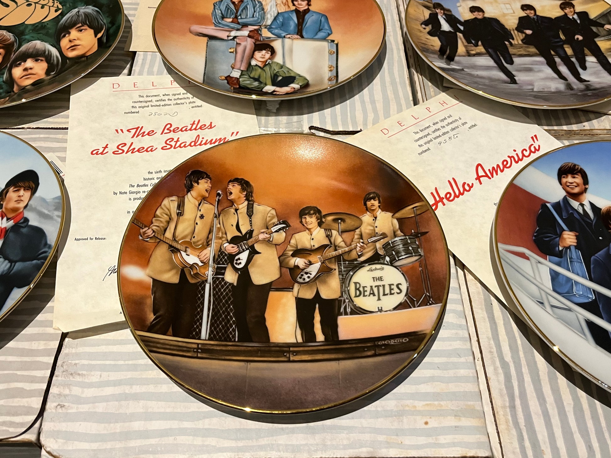 The Beatles - DELPHI / BRADFORD EXCHANGE 8 PLATE SET & WOODEN RACK (VAN HYGAN & SMYTHE) | NEW - NEW