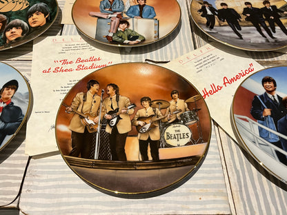 The Beatles - DELPHI / BRADFORD EXCHANGE 8 PLATE SET & WOODEN RACK (VAN HYGAN & SMYTHE) | NEW - NEW