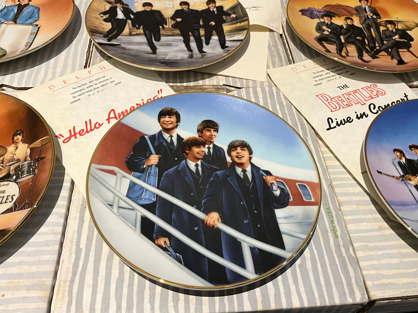 The Beatles - DELPHI / BRADFORD EXCHANGE 8 PLATE SET & WOODEN RACK (VAN HYGAN & SMYTHE) | NEW - NEW
