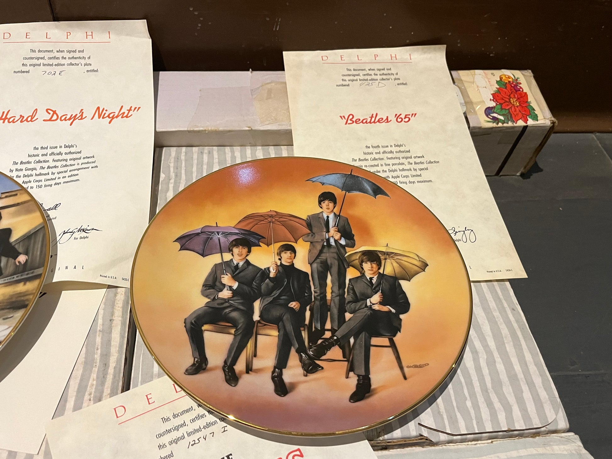 The Beatles - DELPHI / BRADFORD EXCHANGE 8 PLATE SET & WOODEN RACK (VAN HYGAN & SMYTHE) | NEW - NEW