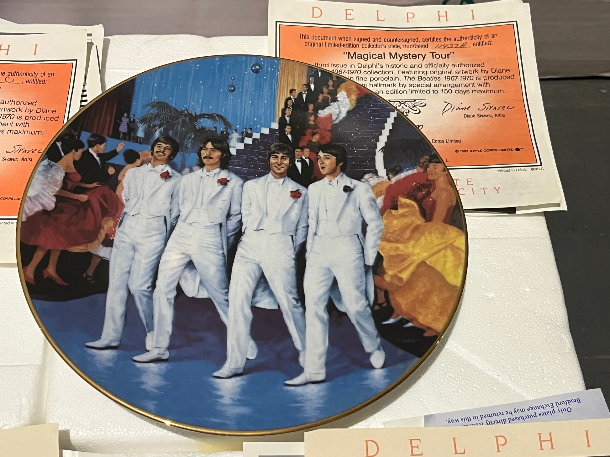 The Beatles - DELPHI / BRADFORD EXCHANGE 6 PLATE SET & WOODEN RACK (VAN HYGAN & SMYTHE) | NEW - NEW