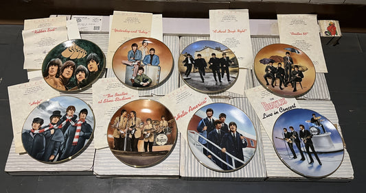 The Beatles - DELPHI / BRADFORD EXCHANGE 8 PLATE SET & WOODEN RACK (VAN HYGAN & SMYTHE) | NEW - NEW