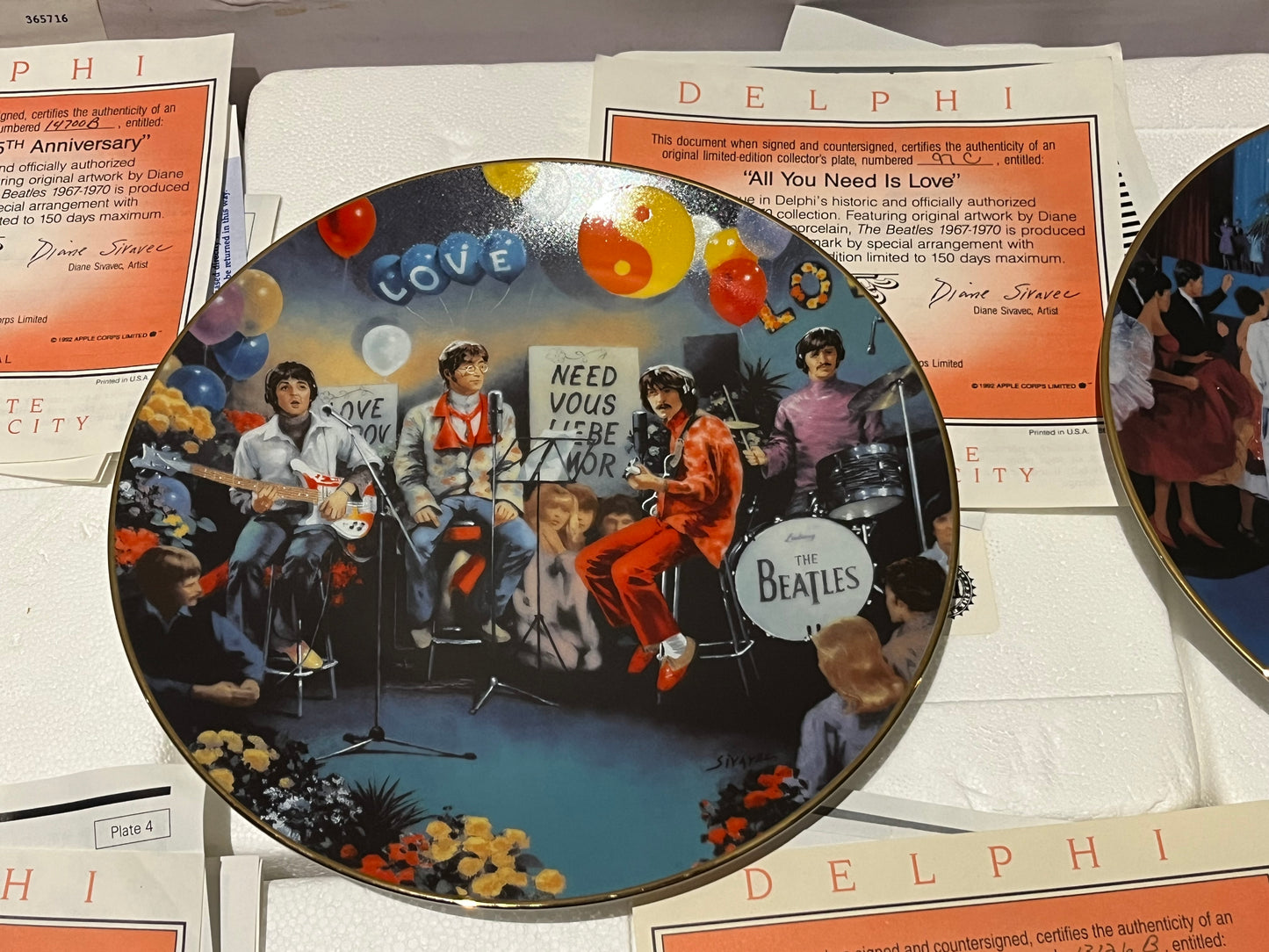 The Beatles - DELPHI / BRADFORD EXCHANGE 6 PLATE SET & WOODEN RACK (VAN HYGAN & SMYTHE) | NEW - NEW