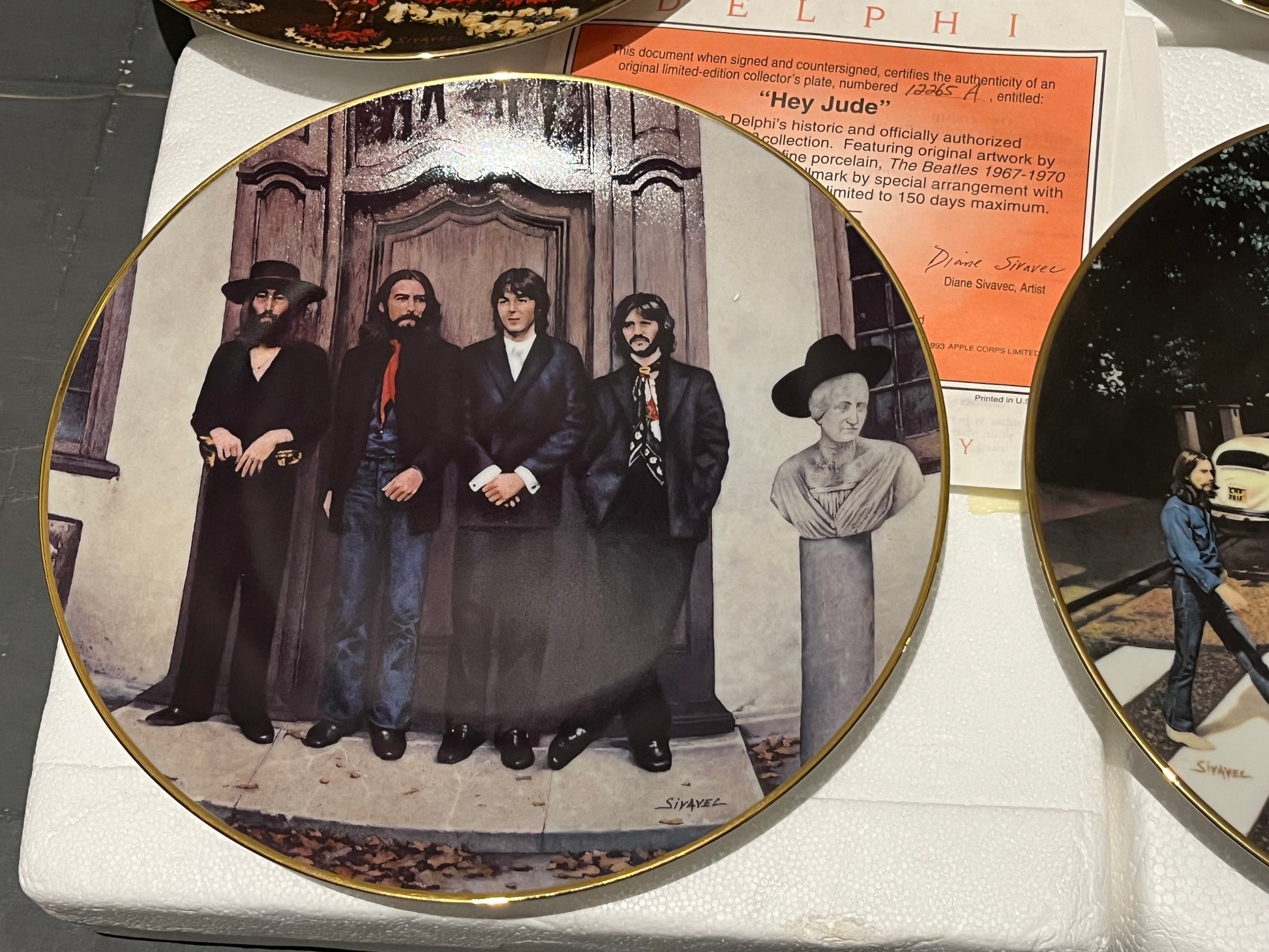 The Beatles - DELPHI / BRADFORD EXCHANGE 6 PLATE SET & WOODEN RACK (VAN HYGAN & SMYTHE) | NEW - NEW