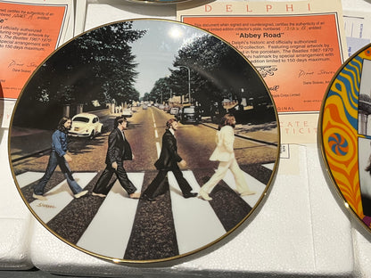 The Beatles - DELPHI / BRADFORD EXCHANGE 6 PLATE SET & WOODEN RACK (VAN HYGAN & SMYTHE) | NEW - NEW
