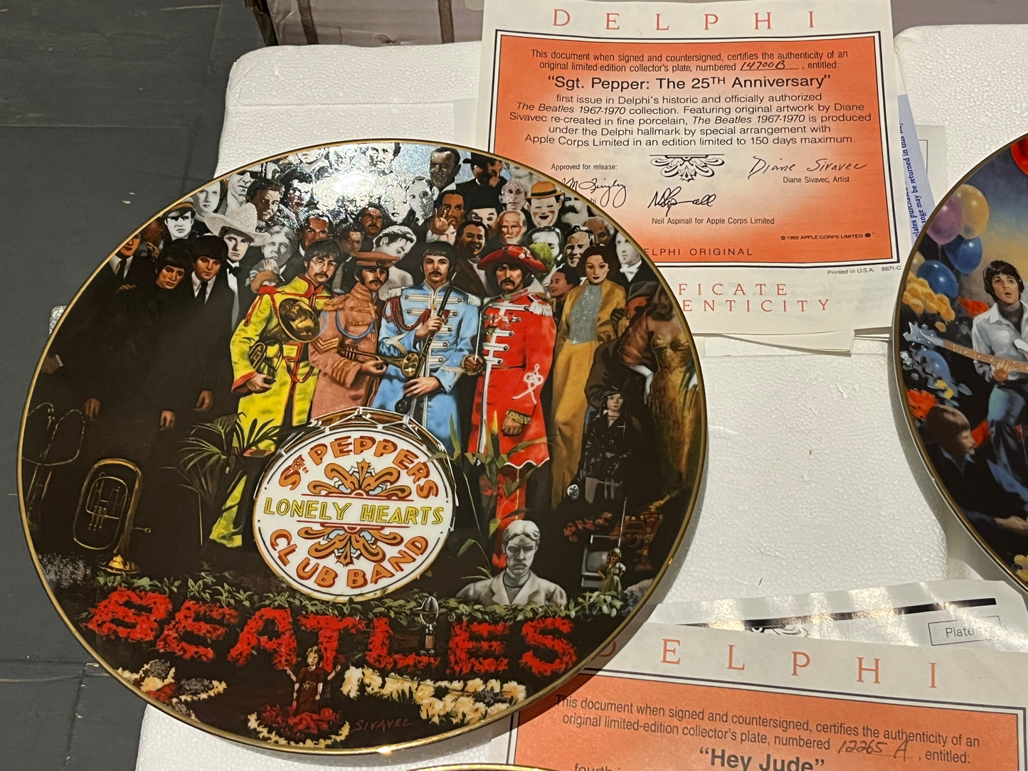 The Beatles - DELPHI / BRADFORD EXCHANGE 6 PLATE SET & WOODEN RACK (VAN HYGAN & SMYTHE) | NEW - NEW