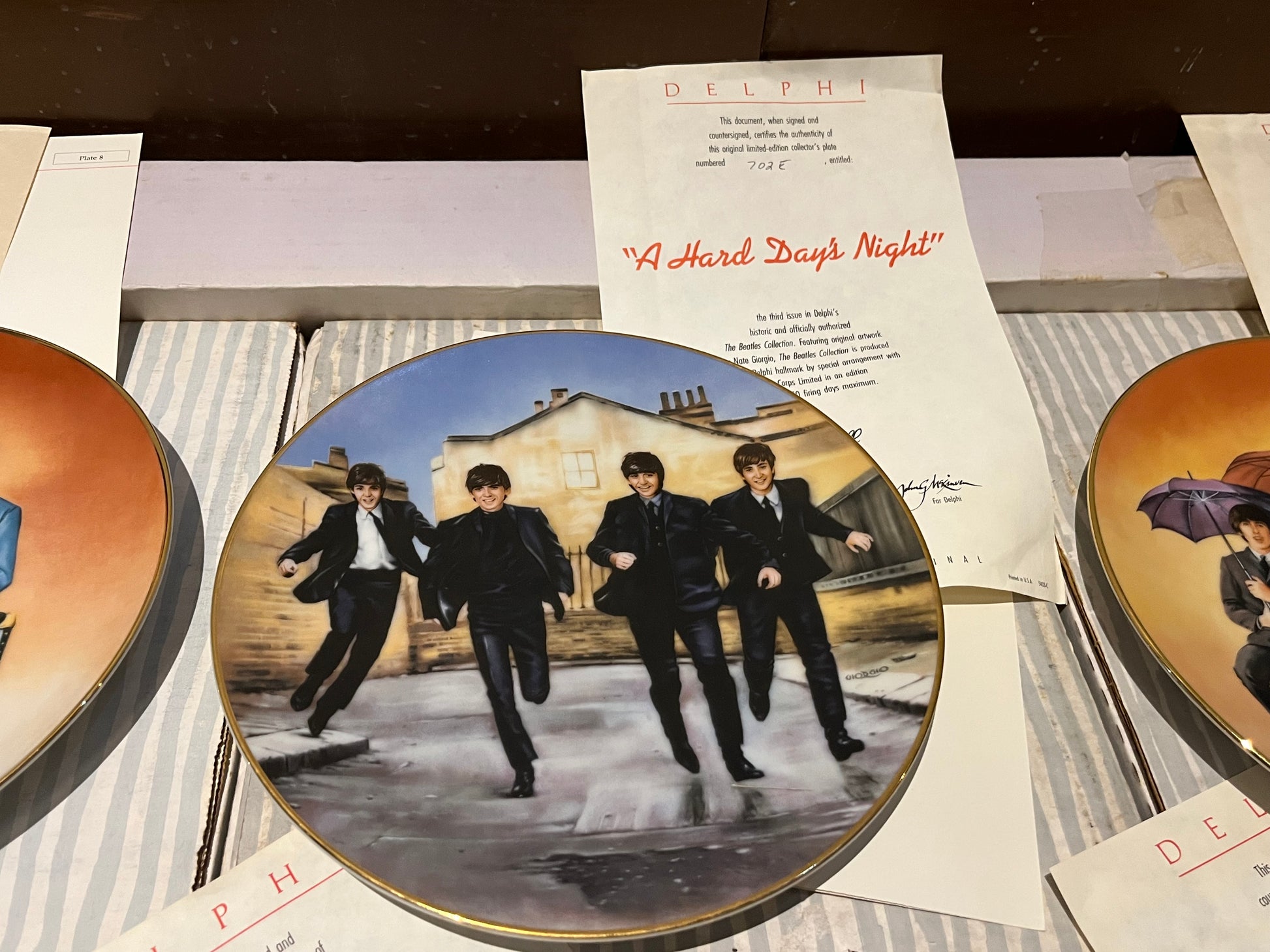 The Beatles - DELPHI / BRADFORD EXCHANGE 8 PLATE SET & WOODEN RACK (VAN HYGAN & SMYTHE) | NEW - NEW
