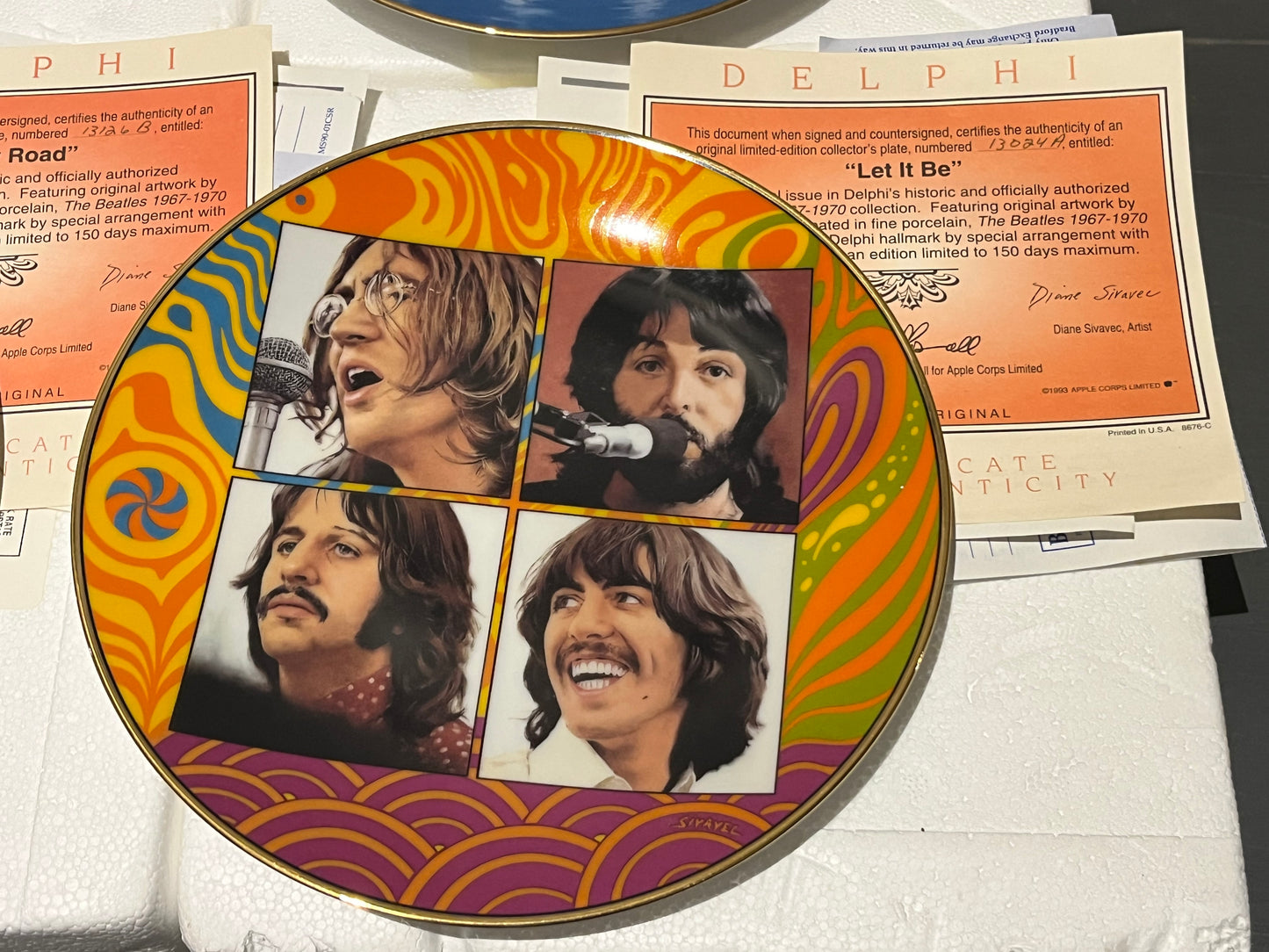 The Beatles - DELPHI / BRADFORD EXCHANGE 6 PLATE SET & WOODEN RACK (VAN HYGAN & SMYTHE) | NEW - NEW