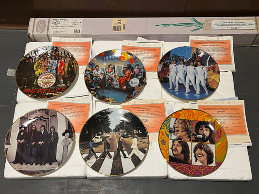 The Beatles - DELPHI / BRADFORD EXCHANGE 6 PLATE SET & WOODEN RACK (VAN HYGAN & SMYTHE) | NEW - NEW