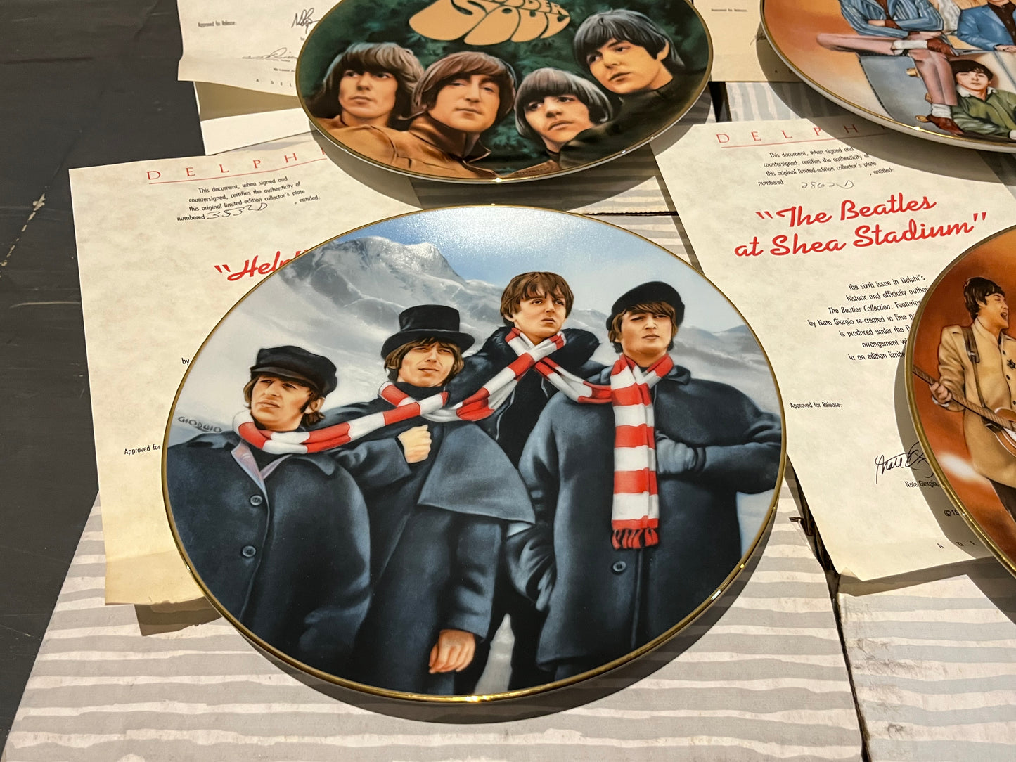 The Beatles - DELPHI / BRADFORD EXCHANGE 8 PLATE SET & WOODEN RACK (VAN HYGAN & SMYTHE) | NEW - NEW